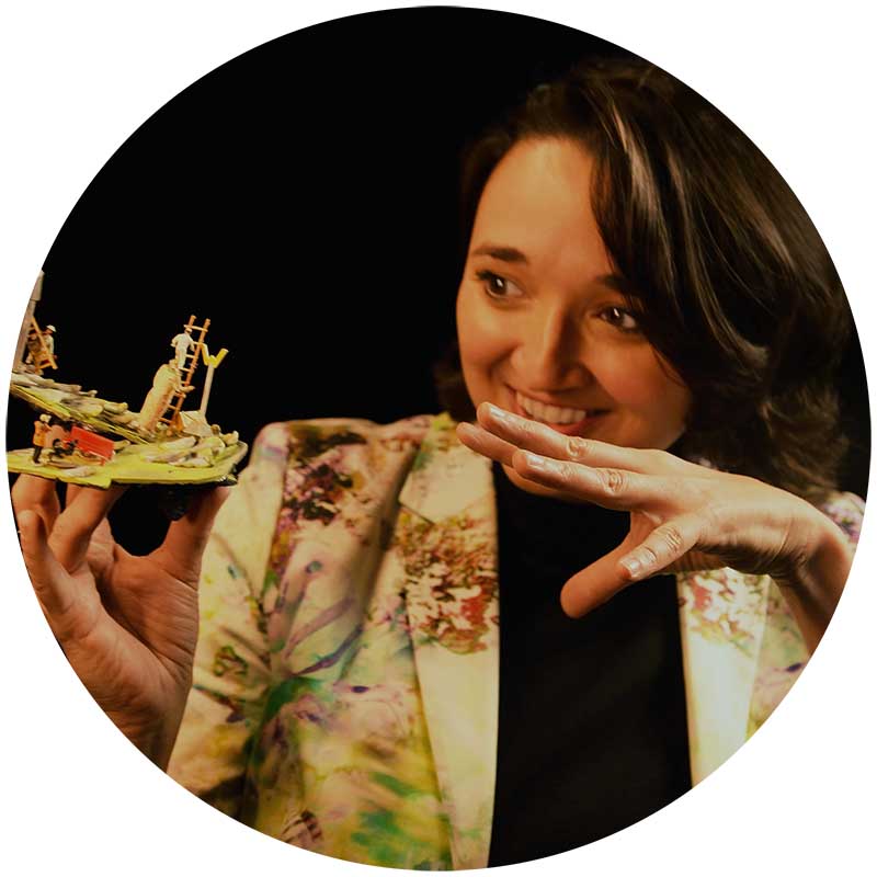 Das Bild zeigt Elena Köhler, freie Szenografin, Bühnen- und Kostümbildnerin mit Schwerpunkt auf Welten- und Charakterdesign.