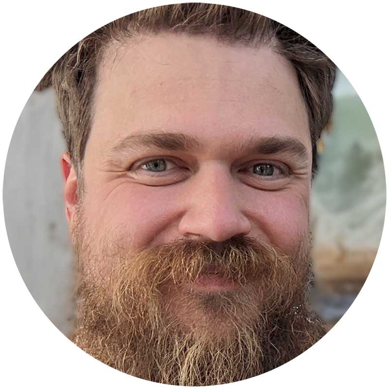 Das Bild zeigt Sebatian Kessler, Game- und System-Designer sowie Gründer und Co-Owner des Indie-Game-Studios Sleepy Seed.