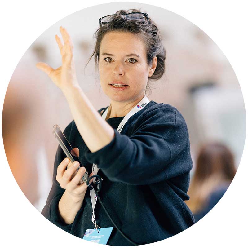 Das Bild zeigt Stella Schüler, Gründerin von Gameful Leadership®, Creative Strategist, Transformational Experience Designerin, Executive Business Educator und Mental Athlete. 